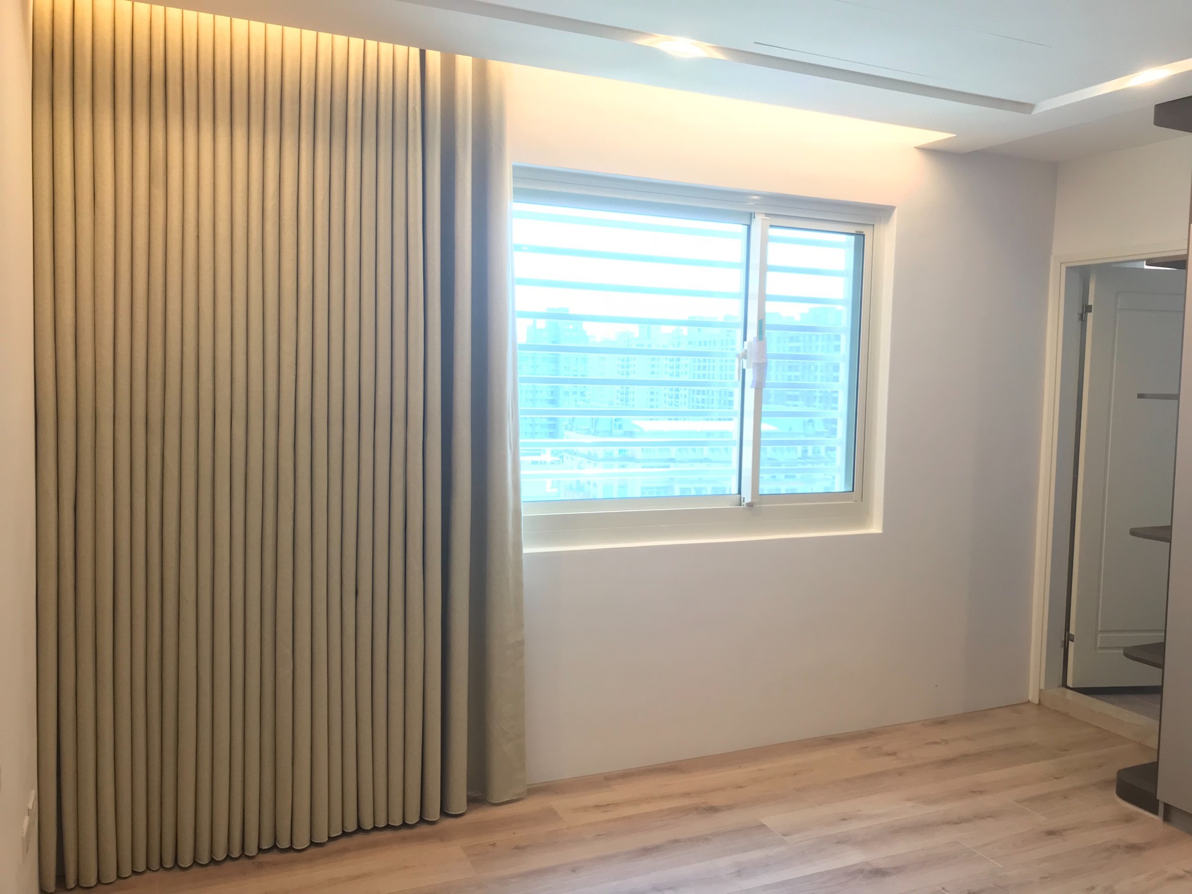 台中蛇形簾施工訂做 – 夏悅窗飾工廠S型波浪窗簾優雅曲線